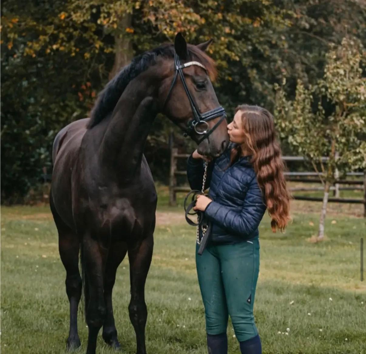 Hailey Nol bij haar paard