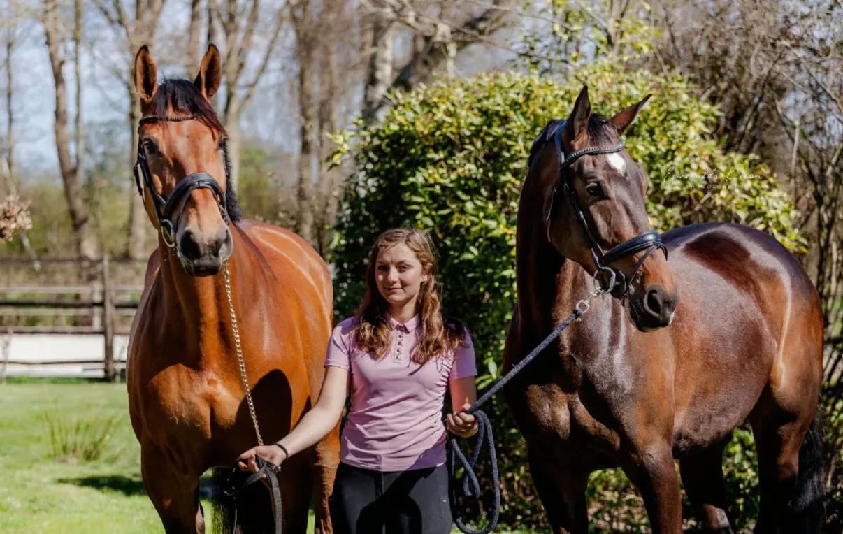 Hailey Nol met twee paarden